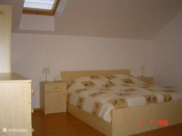 Geräumiges Doppelzimmer mit Zugang zum Balkon.