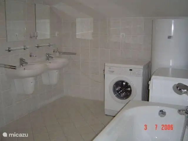 Modernes Bad mit Waschmaschine und Trockner