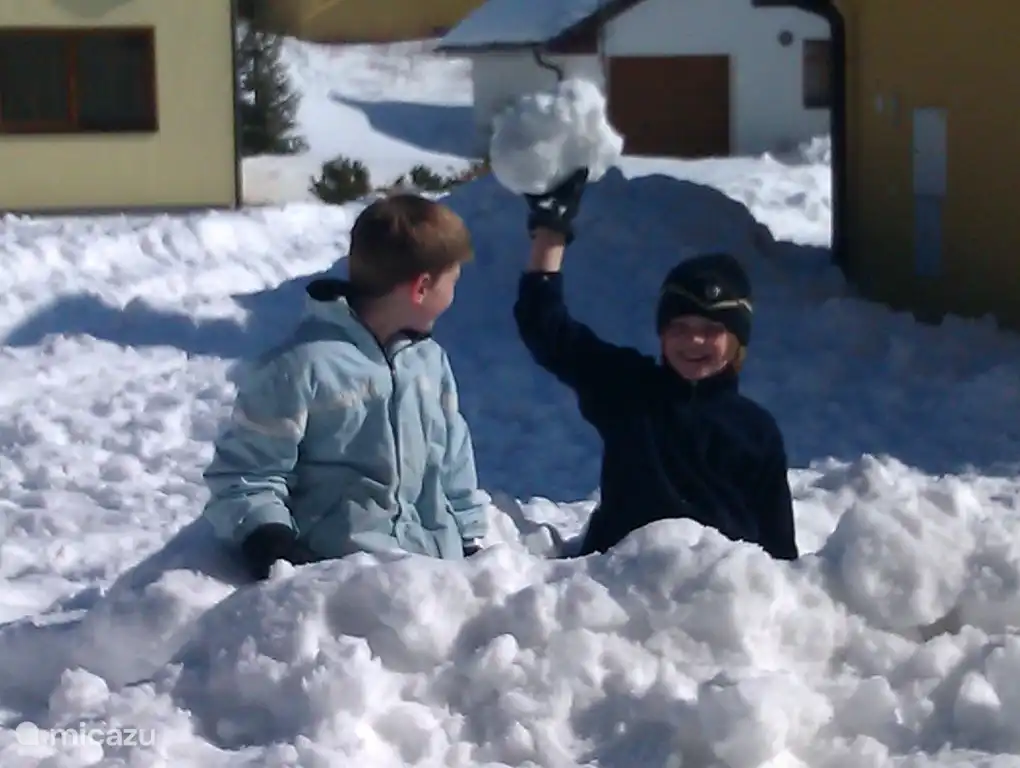 Kinder, die Spaß im Schnee