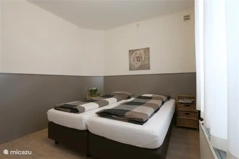 2 Schlafzimmer mit bequemen Sofas