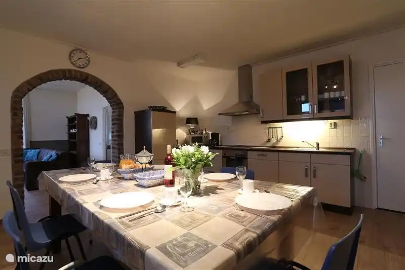 in der gut ausgestattete, moderne Küche ist mit einem großen Tisch, wo man in gemütlicher alle zusammen speisen.