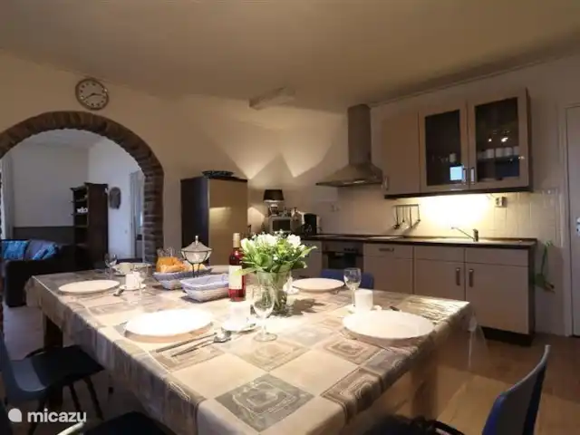 De Zanderhoeve huren in Nederland, Limburg, Wellerlooi - boerderij in de goed ingerichte moderne keuken vindt u een grote tafel waar u met zijn allen gezellig aan kunt tafelen.