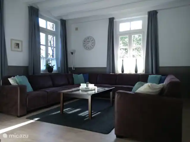 De Zanderhoeve huren in Nederland, Limburg, Wellerlooi - boerderij Woonkamer met grote bank