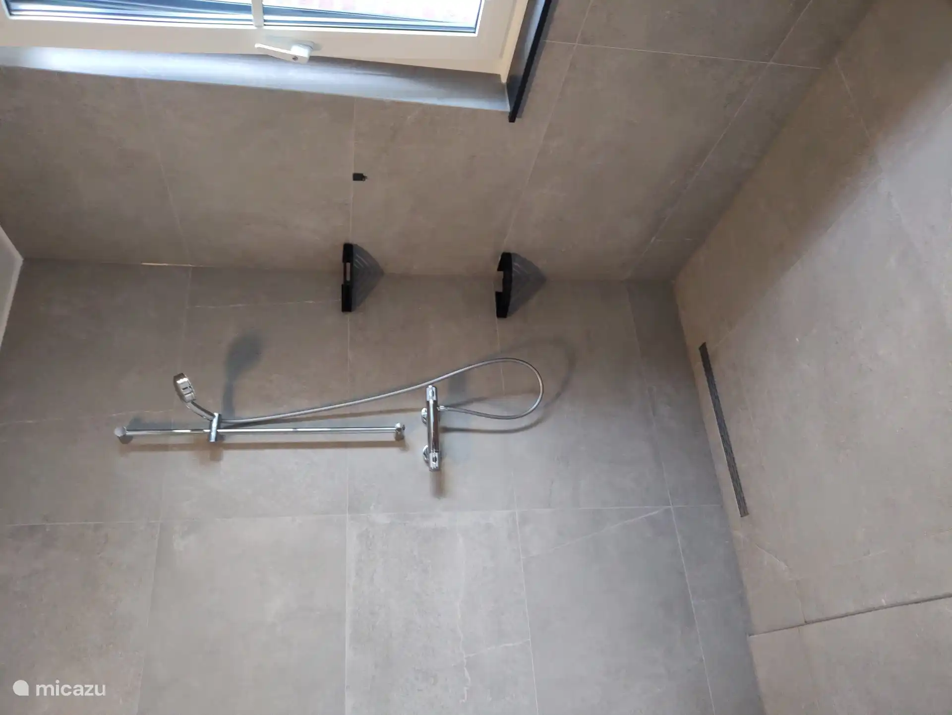 neue geräumige Dusche, behindertengerecht