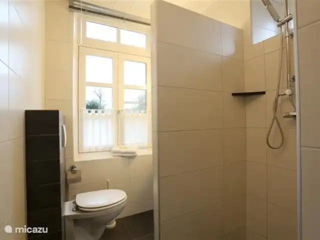De Zanderhoeve huren in Nederland, Limburg, Wellerlooi - boerderij Badkamer met 2 douches, wastafel en toilet