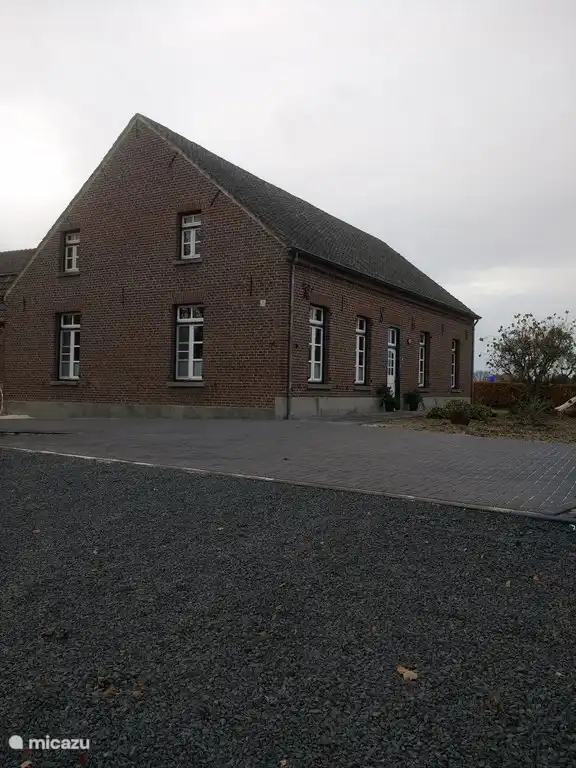 Renovierte Einfahrt und Parkplätze