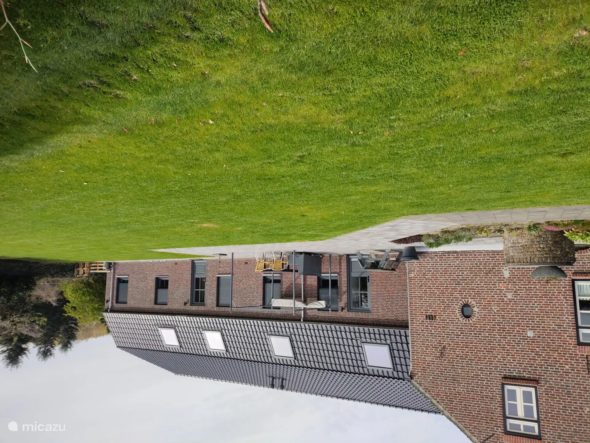 Großzügige Terrasse mit Pavillon und angrenzender Rasenfläche, weitgehend eingezäunt