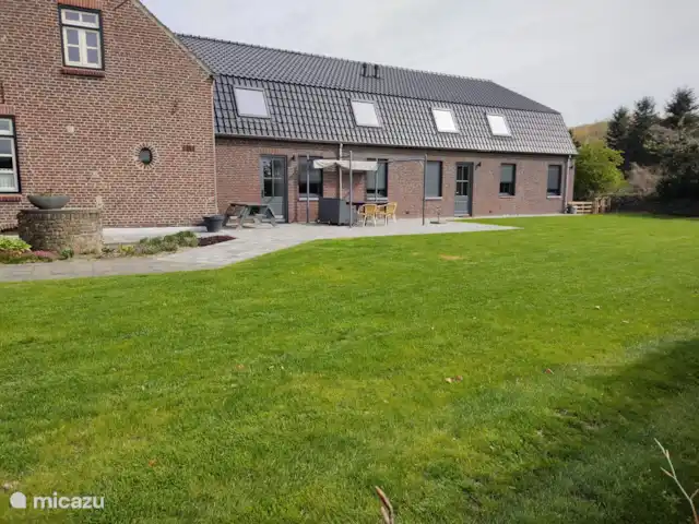 De Zanderhoeve huren in Nederland, Limburg, Wellerlooi - boerderij Ruim terras met prieel en aansluiten grasveld, grotendeels omheind