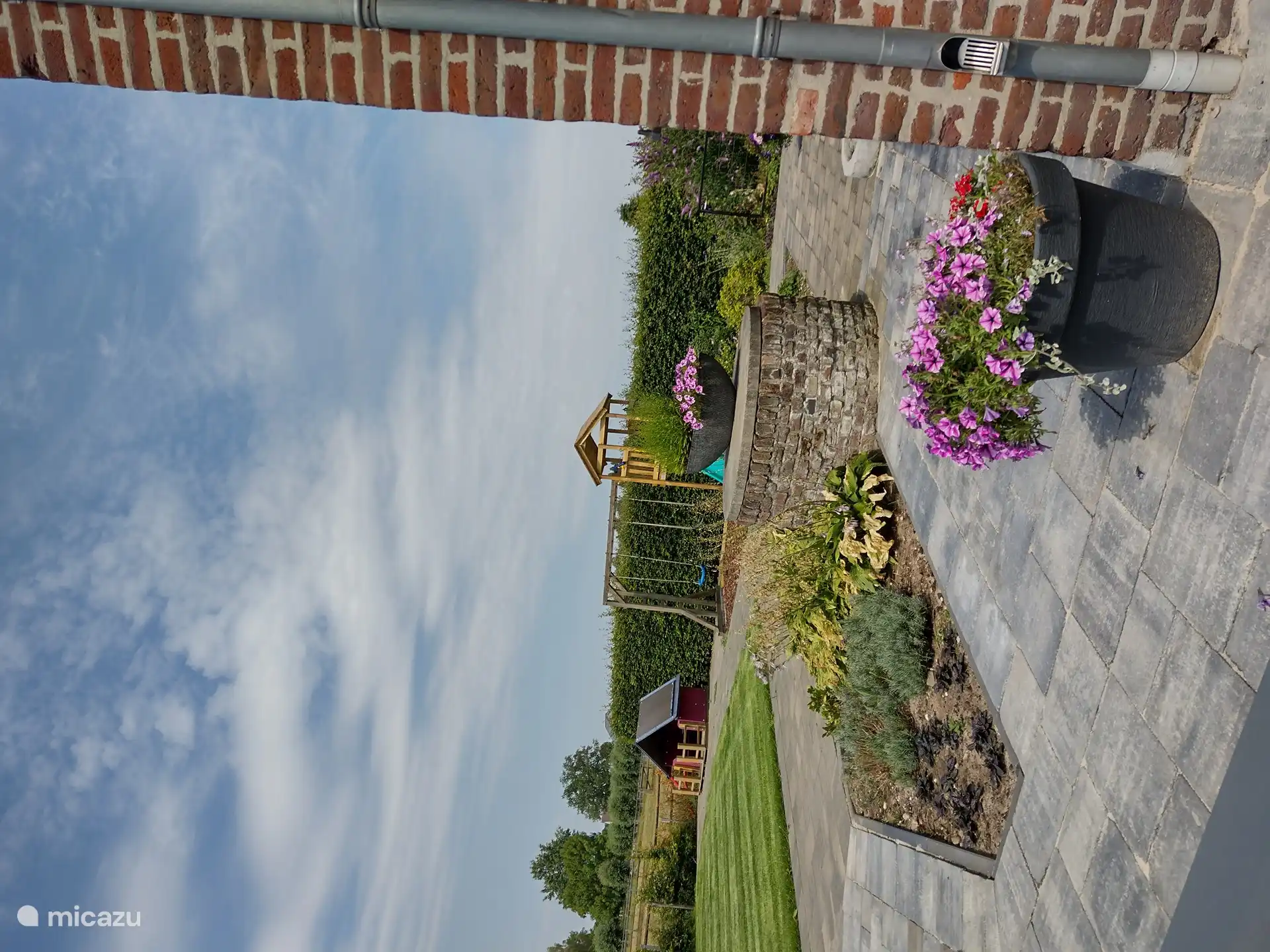 Schöner Garten mit Spielgeräten