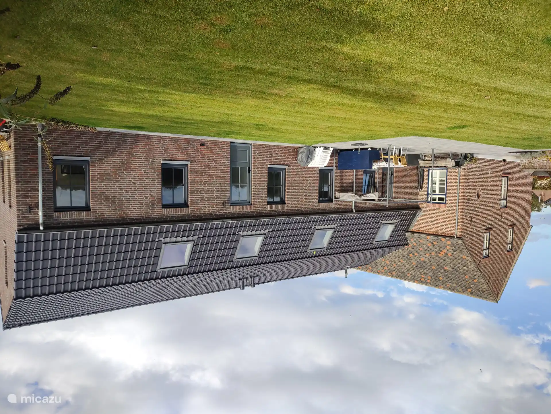 Großzügige Terrasse mit Pavillon und angrenzender Rasenfläche, weitgehend eingezäunt