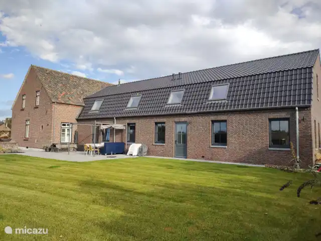 De Zanderhoeve huren in Nederland, Limburg, Wellerlooi - boerderij Ruim terras met prieel en aansluitend grasveld, grotendeels omheind