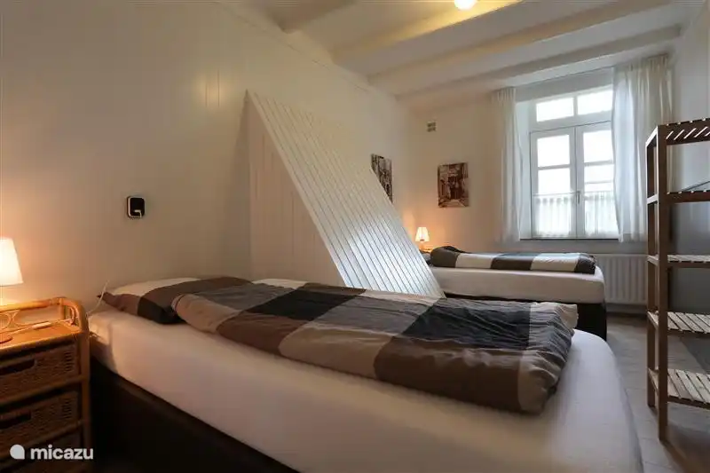 2 Schlafzimmer mit bequemen Sofas