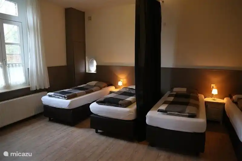 4 große Schlafzimmer mit Doppelbett mit bequemen Sofas