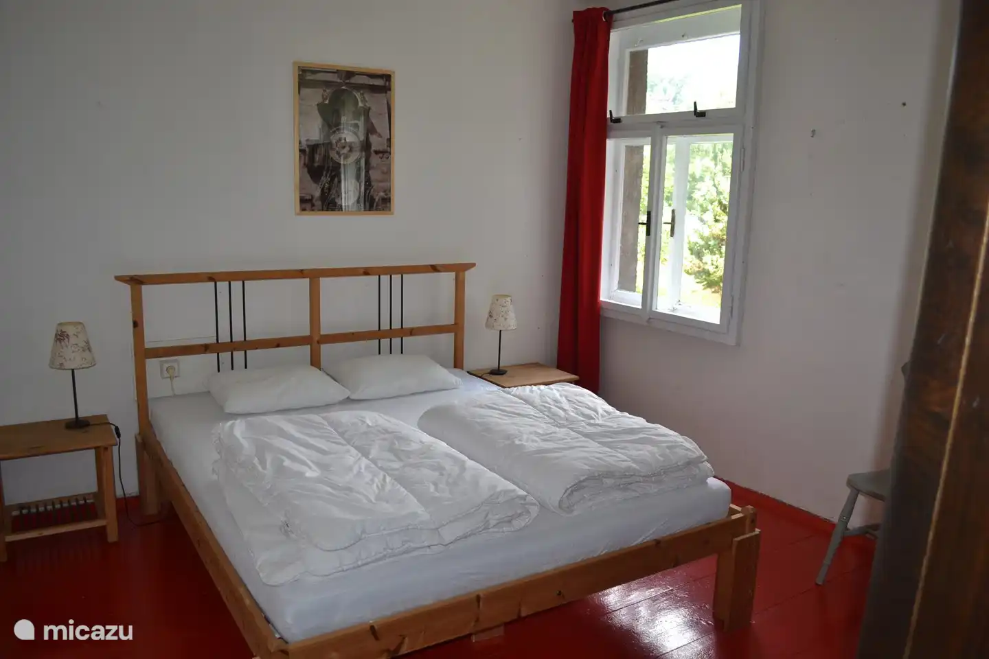 Es gibt zwei Zimmer mit einem Doppelbett.