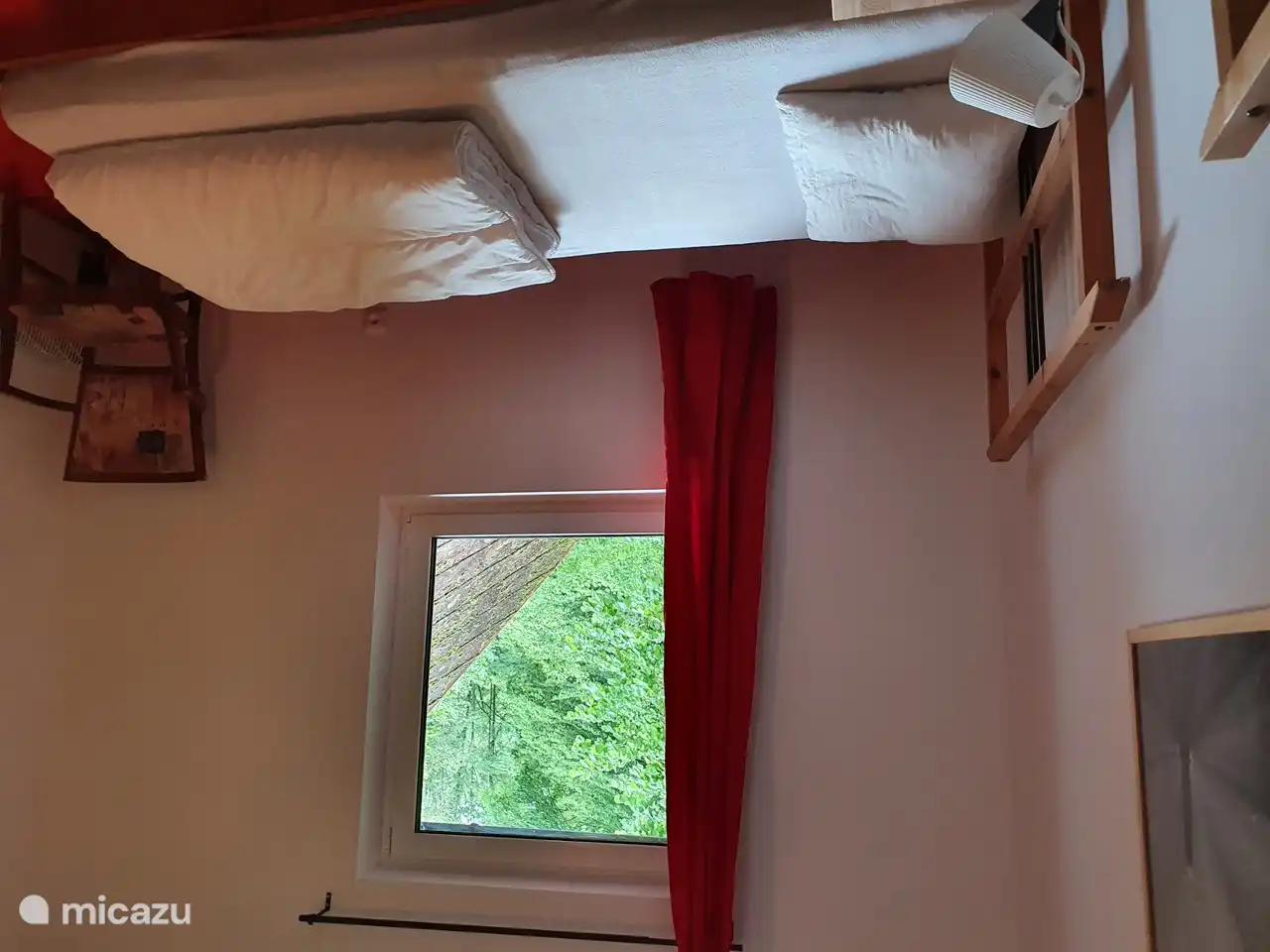 Dieses Schlafzimmer wurde kürzlich renoviert. Isoliert und doppelt verglast