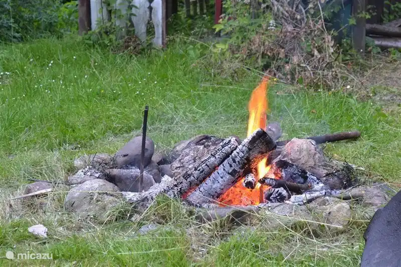 Der Kamin, für Ihr eigenes Lagerfeuer. Gemütlich mit einem Snack und Getränken.