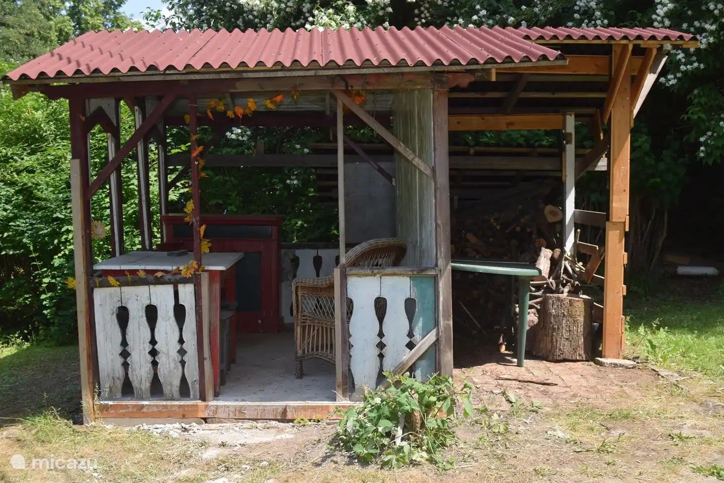 Laube im Garten. Während eines Regenschauers draußen sitzen können.