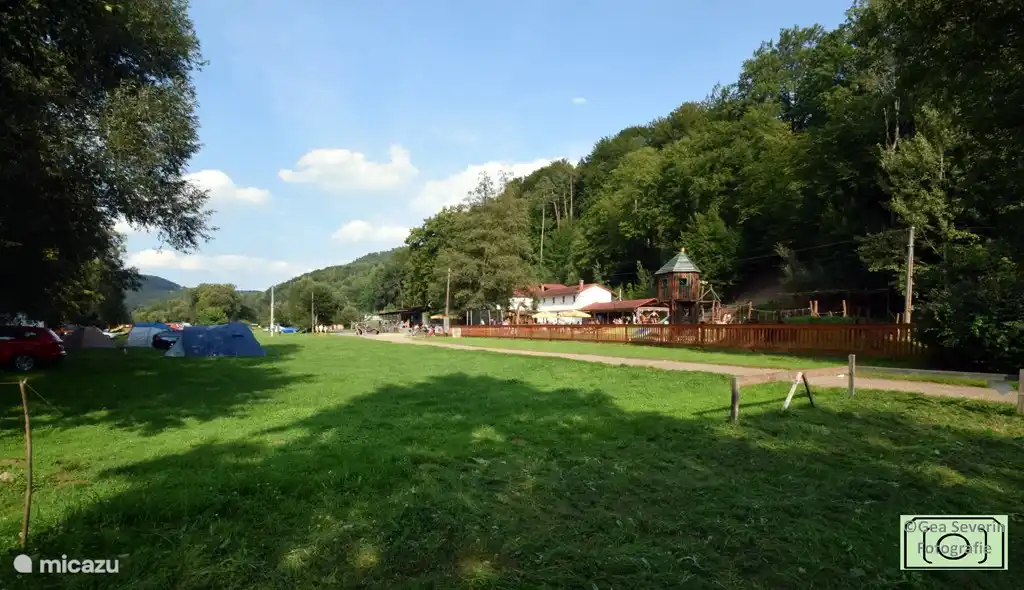 Die ‚Zrcadlová Koza‘ Nachbarn Lager mit Spielplatz neben unserem Garten