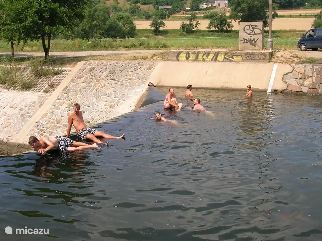 Schwimmen auf dem Damm im Isergebirge, nur 500 Meter vom Haus entfernt.