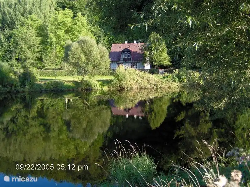 Fassade aus dem großen, flachen Garten gesehen. Das Auto kann neben der Eingangstür geparkt werden, falls gewünscht