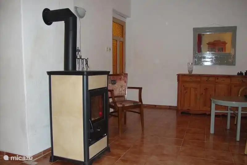 Der Holzofen bietet eine gemütliche, gemütliche Atmosphäre