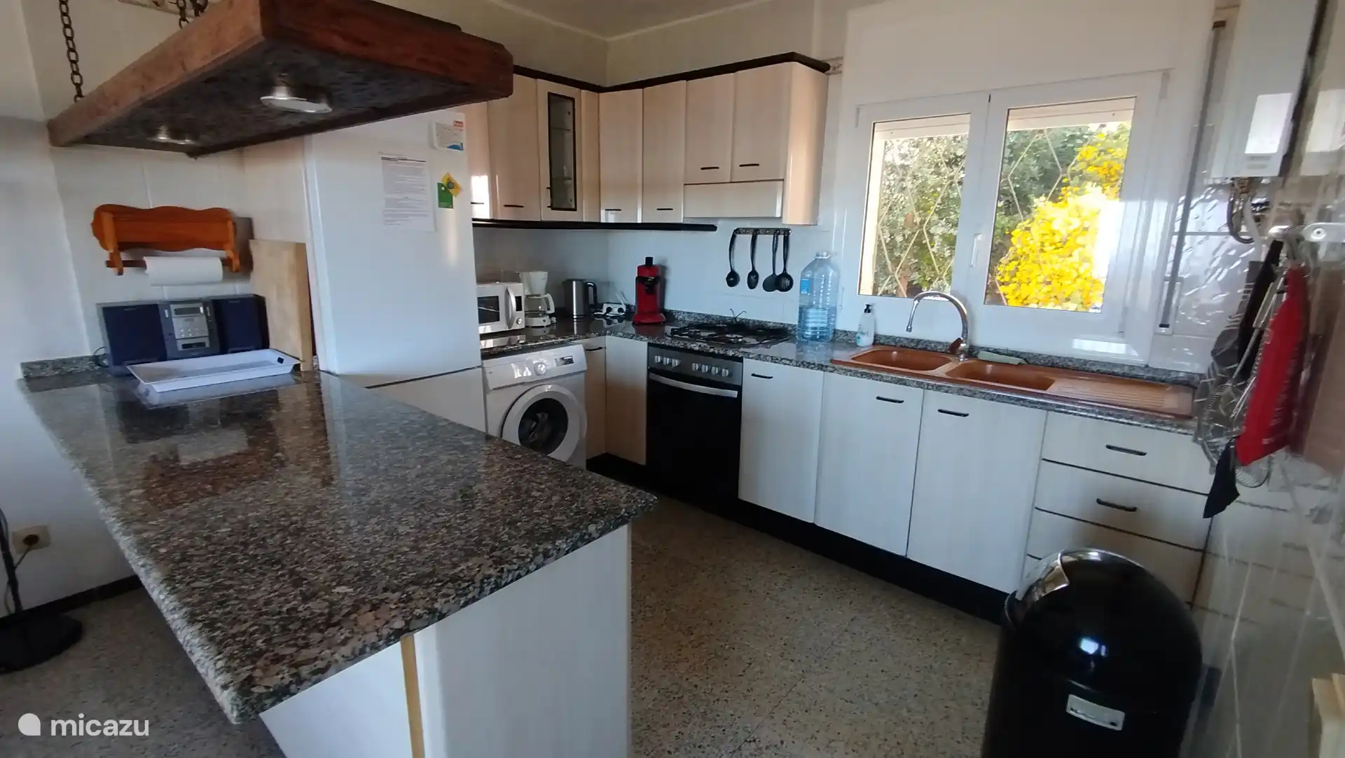 Very complete kitchen. With double-door fridge-freezer, washing machine, oven, microwave, Senseo and regular coffee maker etc.