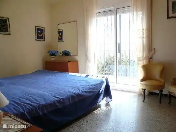 Very large bed (so no Spanish bed) here you also have a sea view