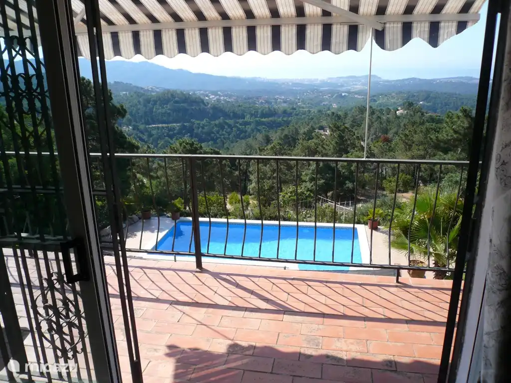 From the house you have supervision of the pool.