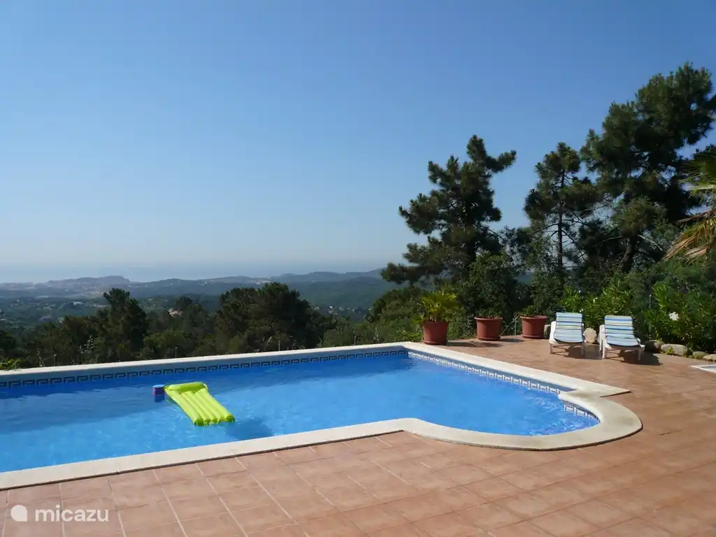 Up to where the pool is, the pool is shallow, +/- 80 cm.