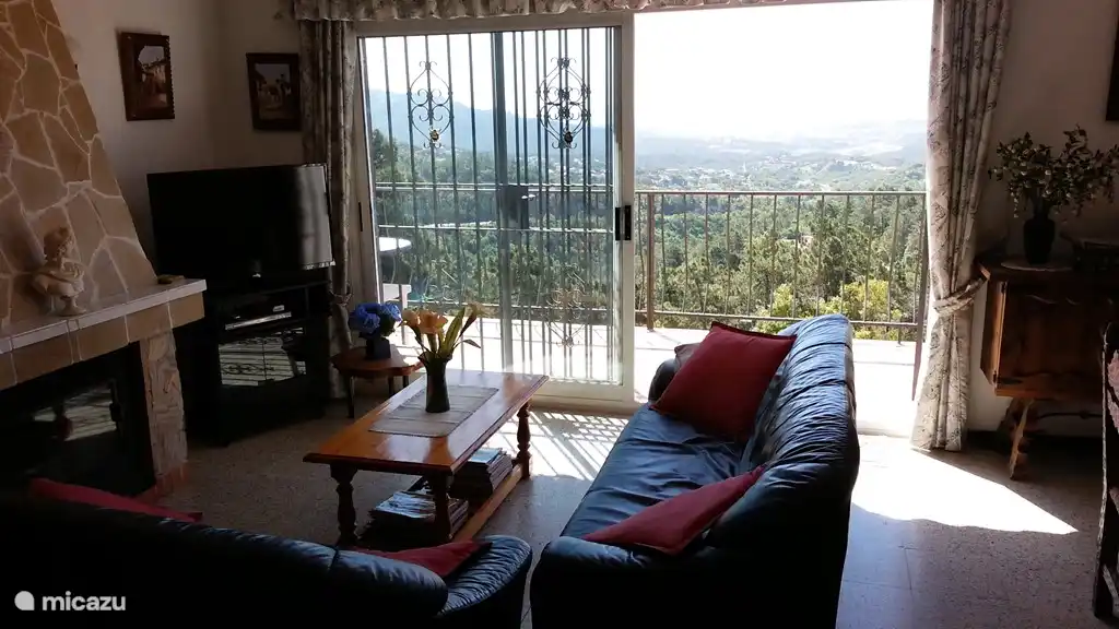 From the living room you have a view of the swimming pool, Lloret and the sea. Flat screen TV with Dutch channels and DVD player.