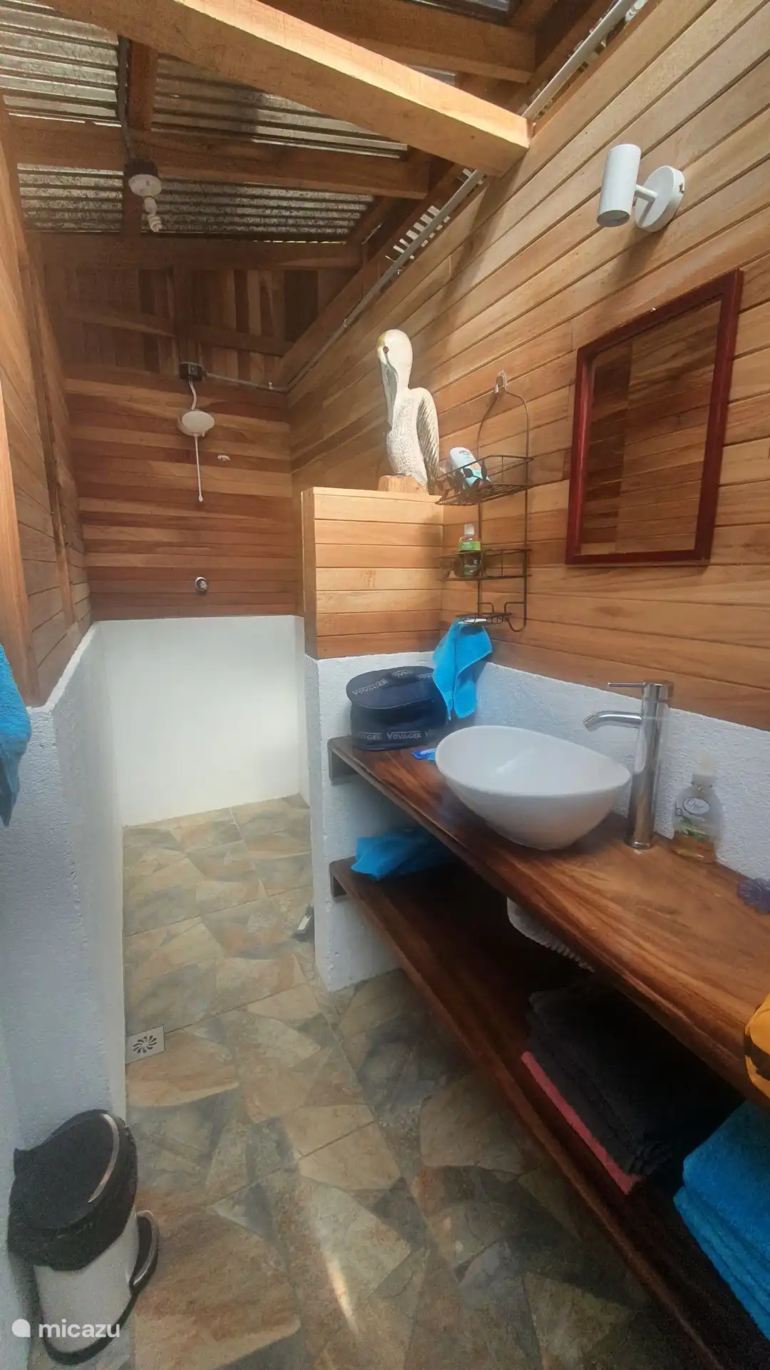 De badkamer met douche