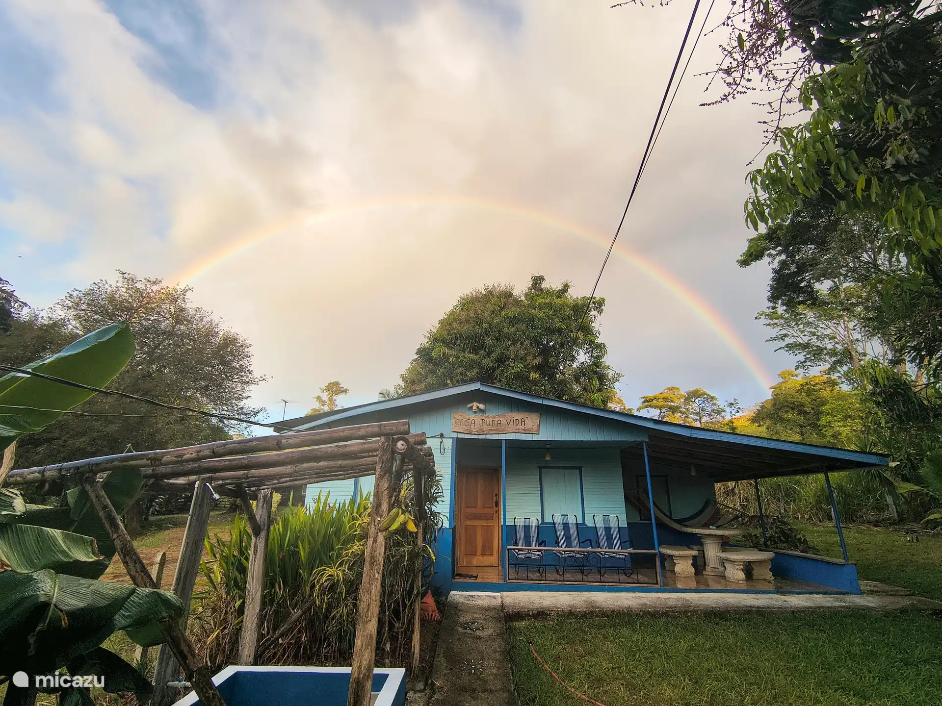 Casa Pura Vida met regenboog