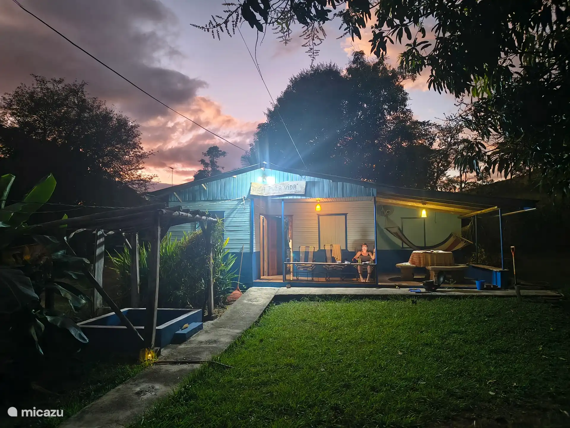 Casa Pura Vida in de avond met ondergaande zon