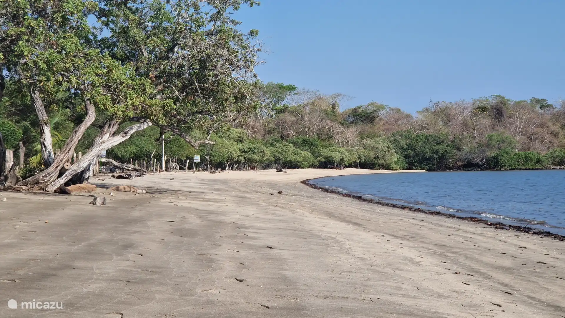 Playa Blanca is 35 minuten rijden van Pozo Azul