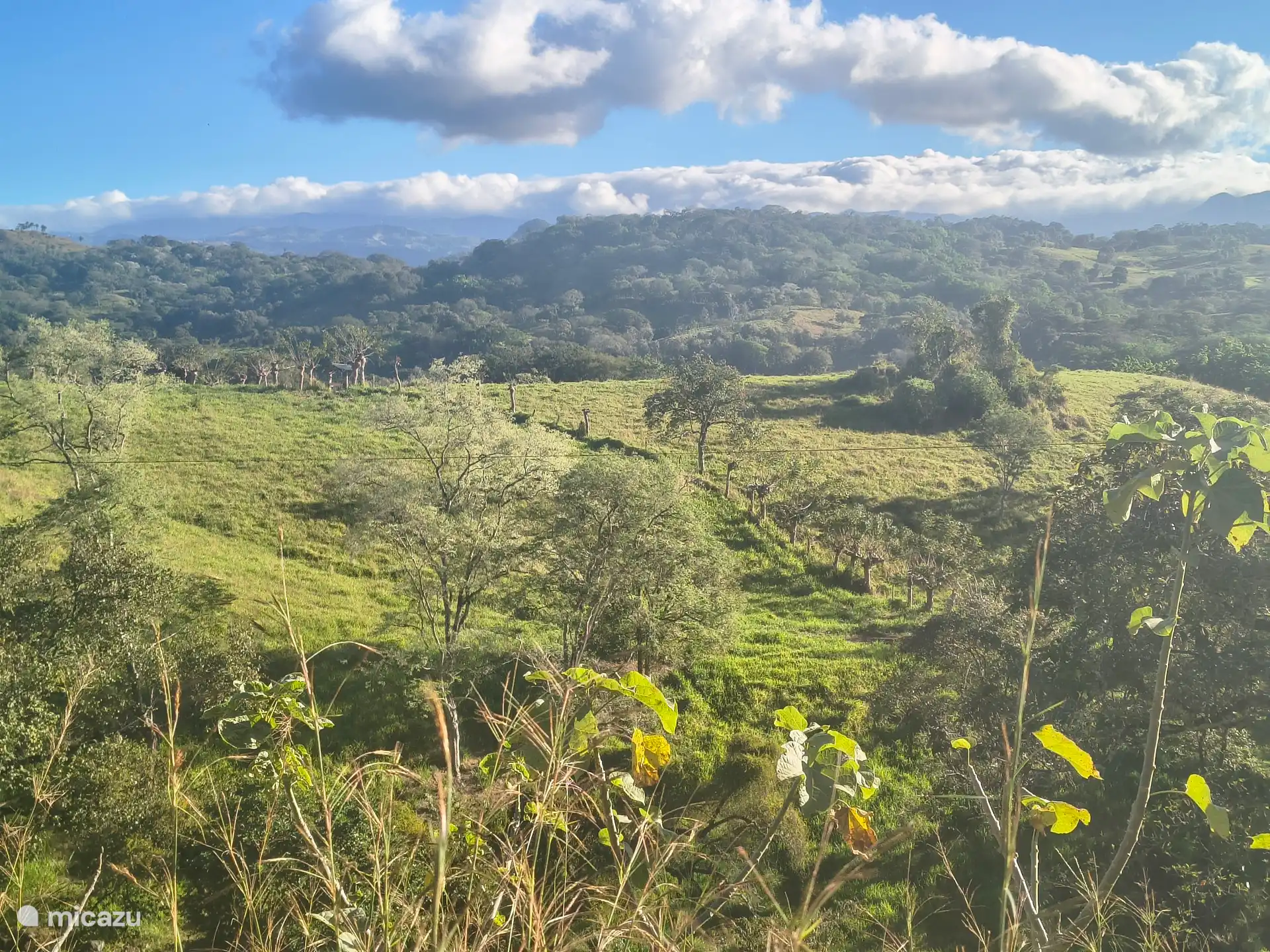 Uitzicht over de vallei in Pozo Azul richting Monteverde cloudforest