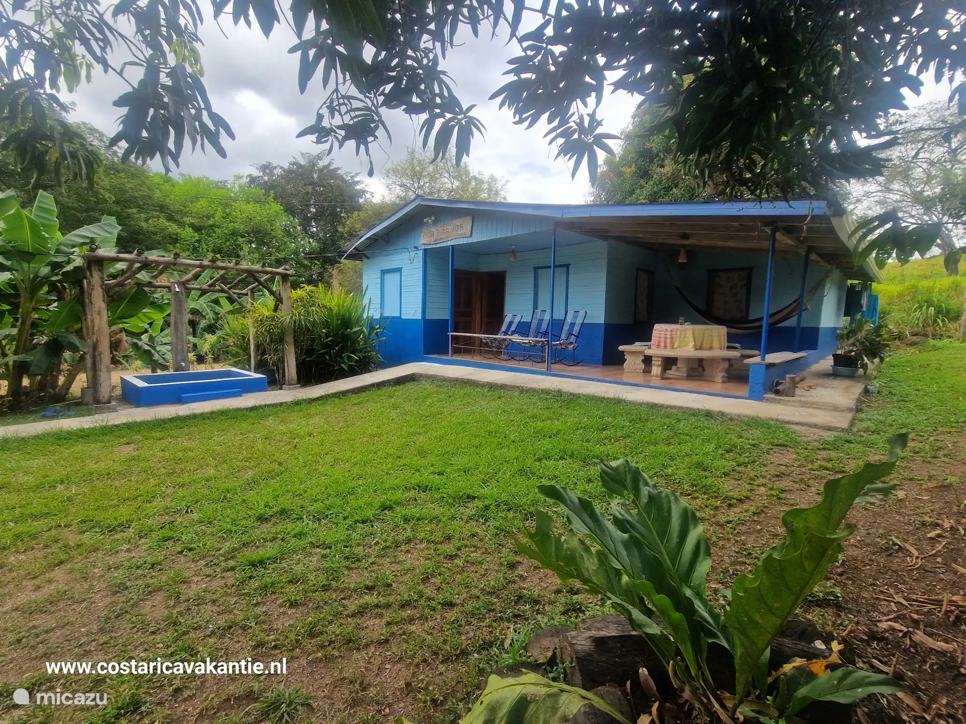 Casa Pura Vida in het groene seizoen, tuin met fruitbomen, mini pool