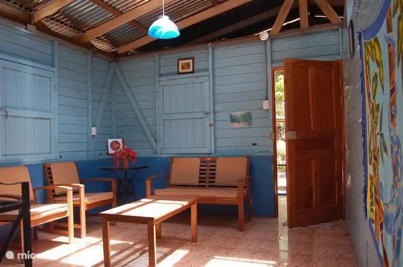 Wohnzimmer und halboffene Küche