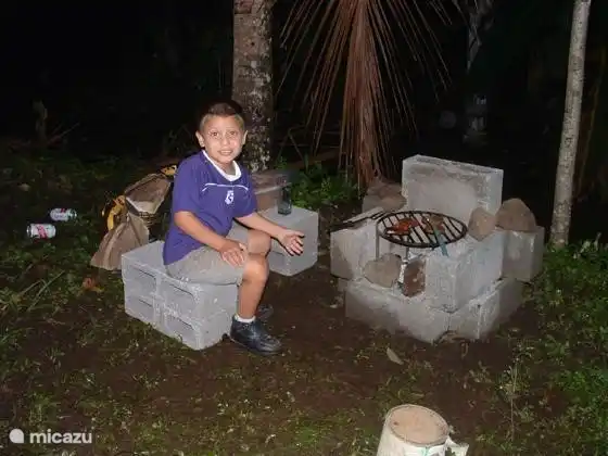 Im Garten gibt es einen Grill