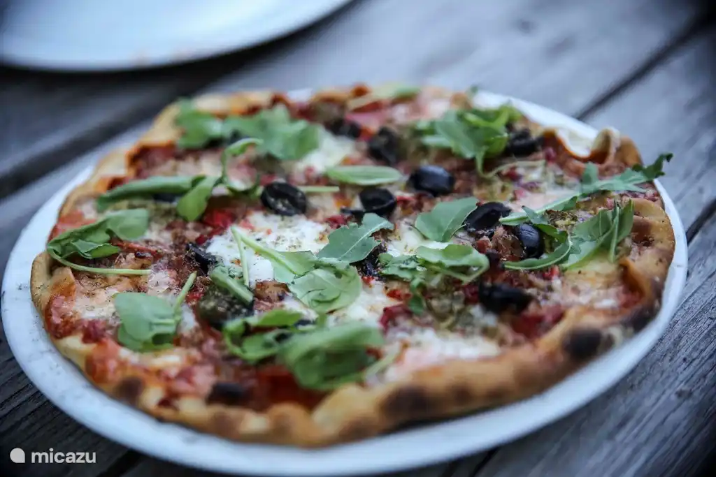 Ces pizzas proviennent du four à pizza au feu de bois