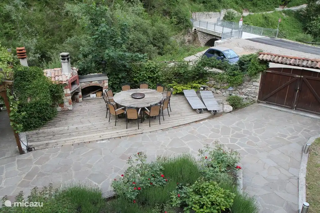 Terrasse avec table et chaises pour manger en plein air