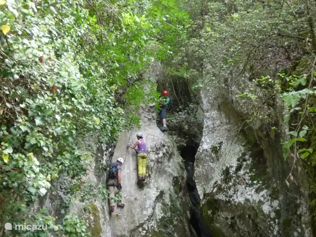 Location de Vacances Italie, Dolomites, Andogno, maison de vacances - La Belle Vita Via ferrata pour débutants (Drena), mais certainement pas moins amusante. Apportez un baudrier d'escalade !