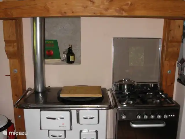 Location de Vacances Italie, Dolomites, Andogno, maison de vacances - La Belle Vita Cuisson au bois (à gauche) ou au gaz. Vous pouvez choisir vous-même, mais le bois est facile et quelque chose de complètement différent.