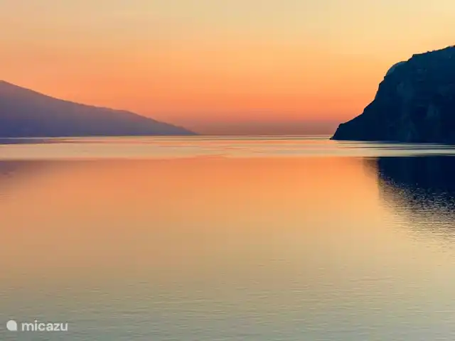 Location de Vacances Italie, Dolomites, Andogno, maison de vacances - La Belle Vita Le Lago di Molveno soir rouge