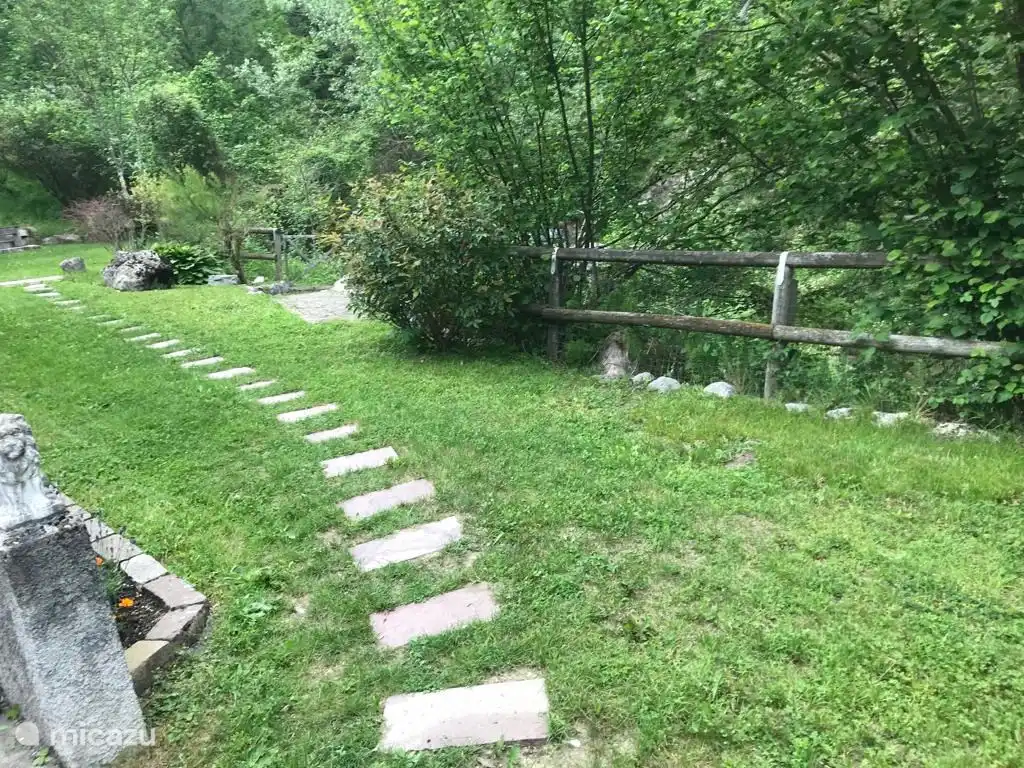 Derrière l'ancien moulin à eau aussi un beau jardin spacieux !