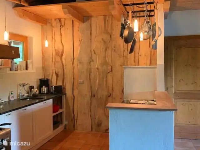 Location de Vacances Italie, Dolomites, Andogno, maison de vacances - La Belle Vita La cuisine a beaucoup plus d'espace et un bar confortable