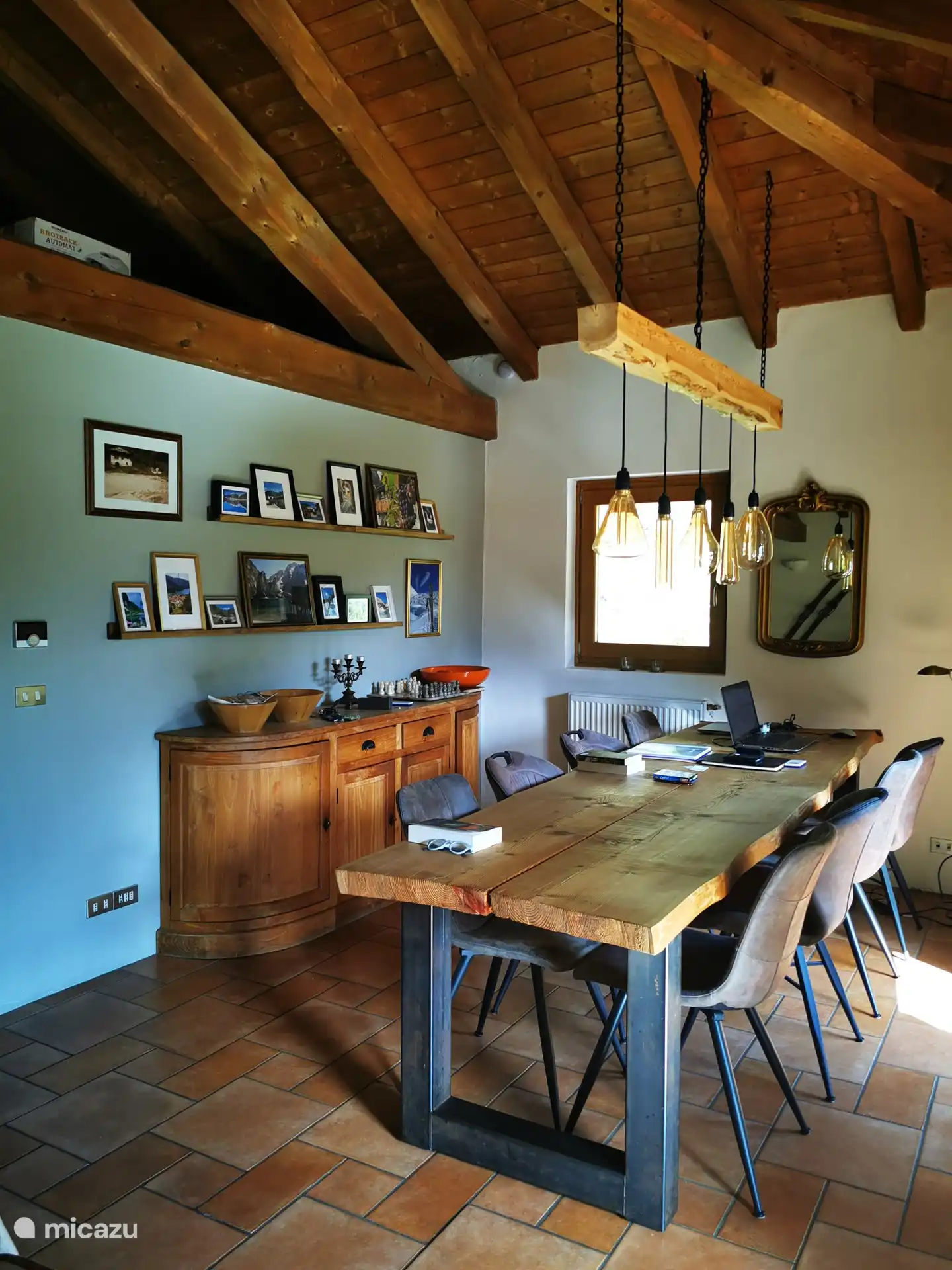 Le salon avec cuisine ouverte est un espace merveilleux pour manger et se détendre