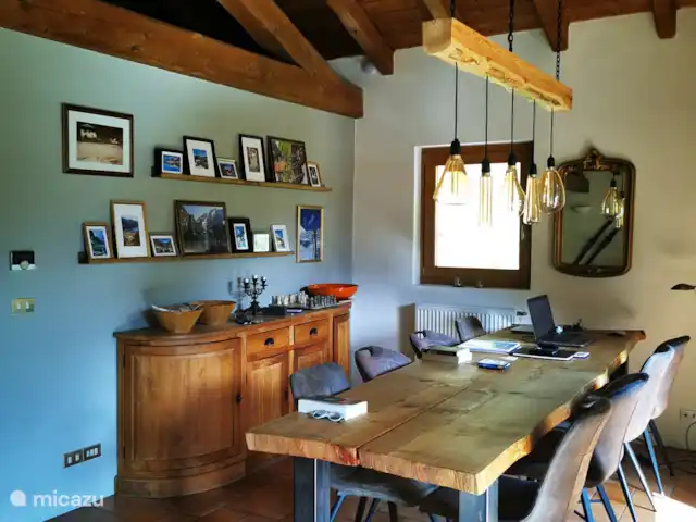 Location de Vacances Italie, Dolomites, Andogno, maison de vacances - La Belle Vita Le salon avec cuisine ouverte est un espace merveilleux pour manger et se détendre