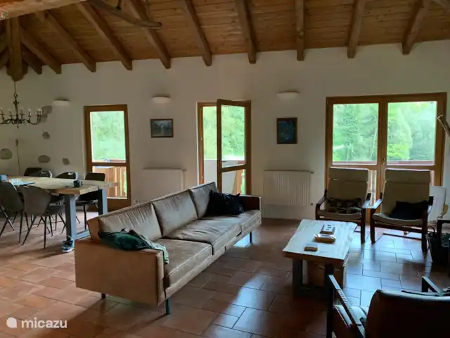 Location de Vacances Italie, Dolomites, Andogno, maison de vacances - La Belle Vita Le salon au 1er étage avec balcon