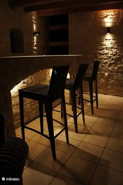 Le bar de la piscine est joliment éclairé le soir