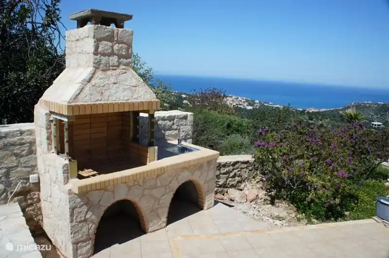 Un grand barbecue à utiliser pendant les soirées d’été.